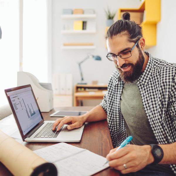 Uomo al lavoro in ufficio