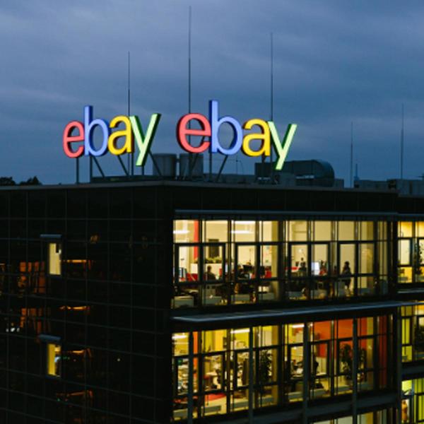 eBay Gebäude bei Abend