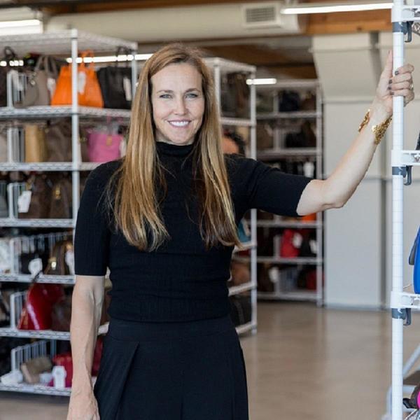 eBay-Verkäuferin für Taschen in ihrem Lager