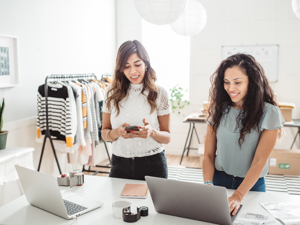 Due donna lavorano nel loro negozio