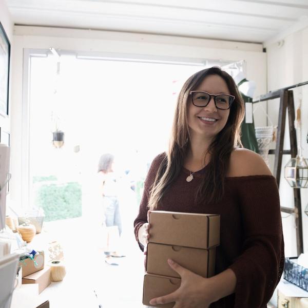 Donna sorridente in negozio